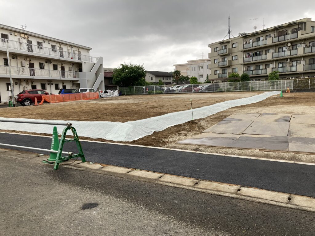 共同住宅建設のための宅地造成です。
元々は畑だったところを造成いたしました。
1000㎡を超えているため雨水流出抑制施設を備えています。
施工者の方々が丁寧に仕事をしてくださったのできれいに完成いたしました。ありがとうございました。